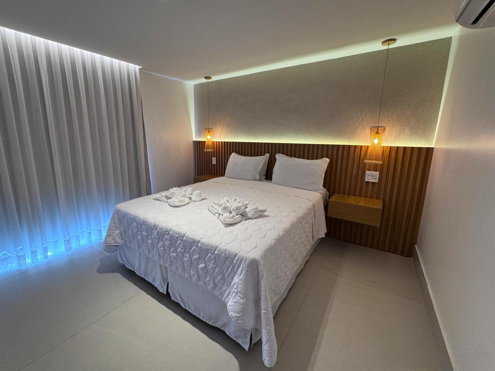 Habitación con cama grande y balcón